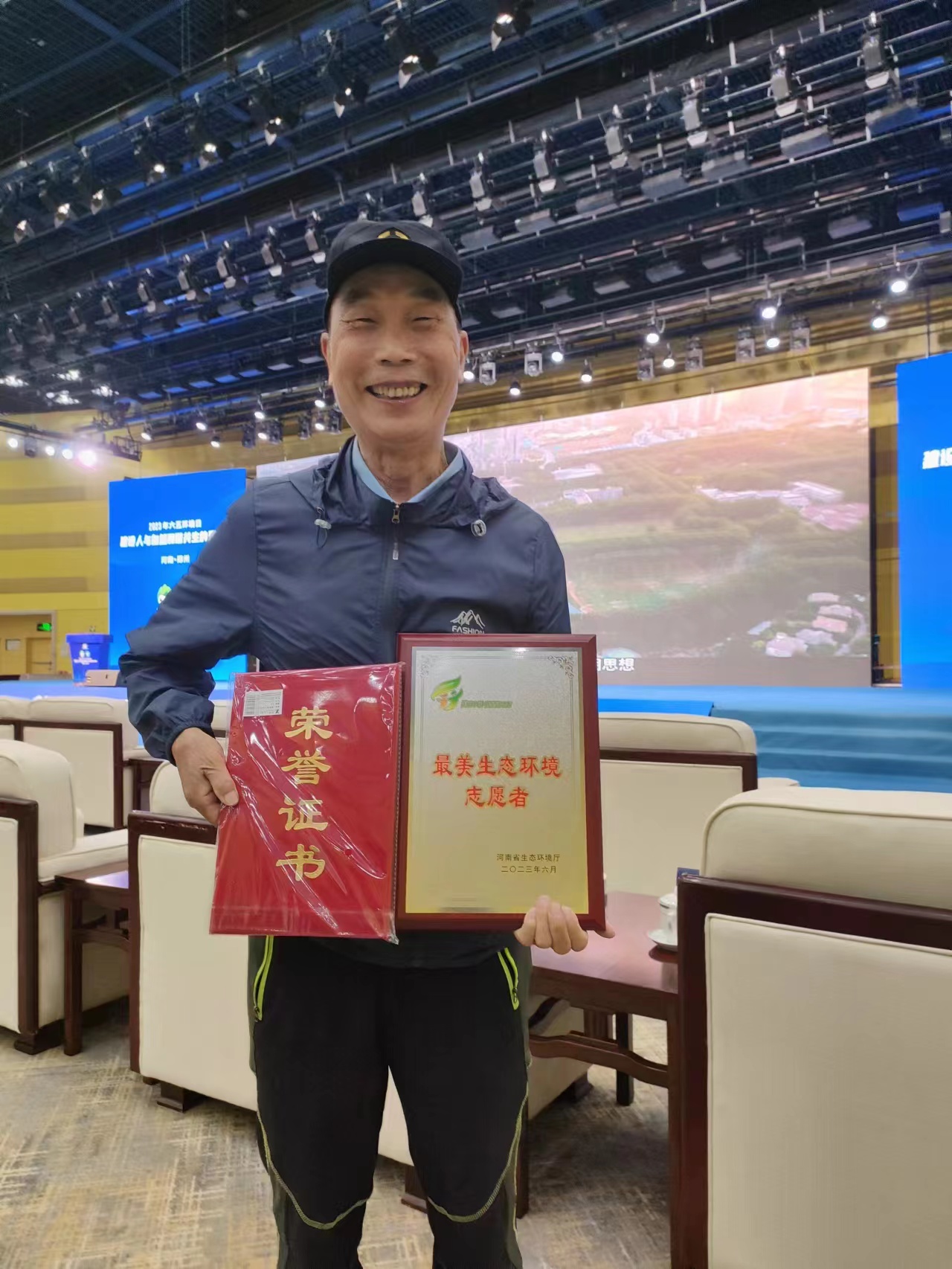 喜報(bào)！新鄉(xiāng)環(huán)保志愿者張鄭州獲省“2023最美生態(tài)環(huán)境志愿者”稱(chēng)號(hào)