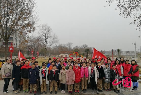 衛(wèi)濱區(qū)人民路小學師生合影 衛(wèi)濱區(qū)人民路小學師生合影