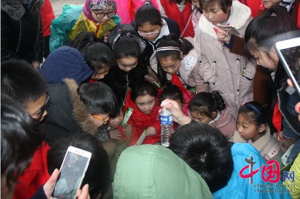 學生們對水質(zhì)測驗產(chǎn)生濃厚興趣 學生們對水質(zhì)測驗產(chǎn)生濃厚興趣